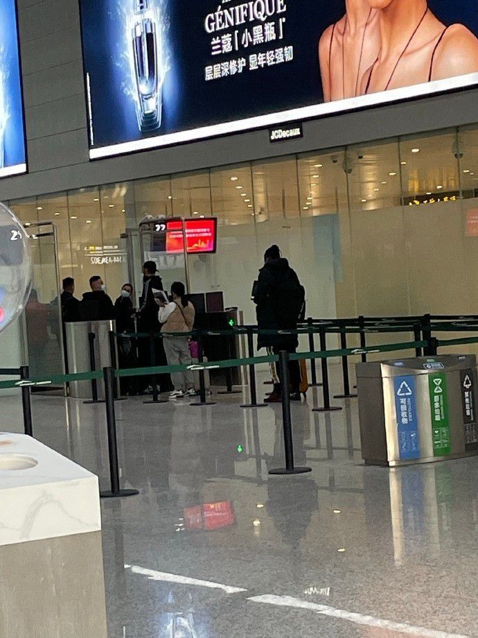 “阿隆索有点不一样，我认为他可以踢四后卫，但他也可以踢五后卫。
